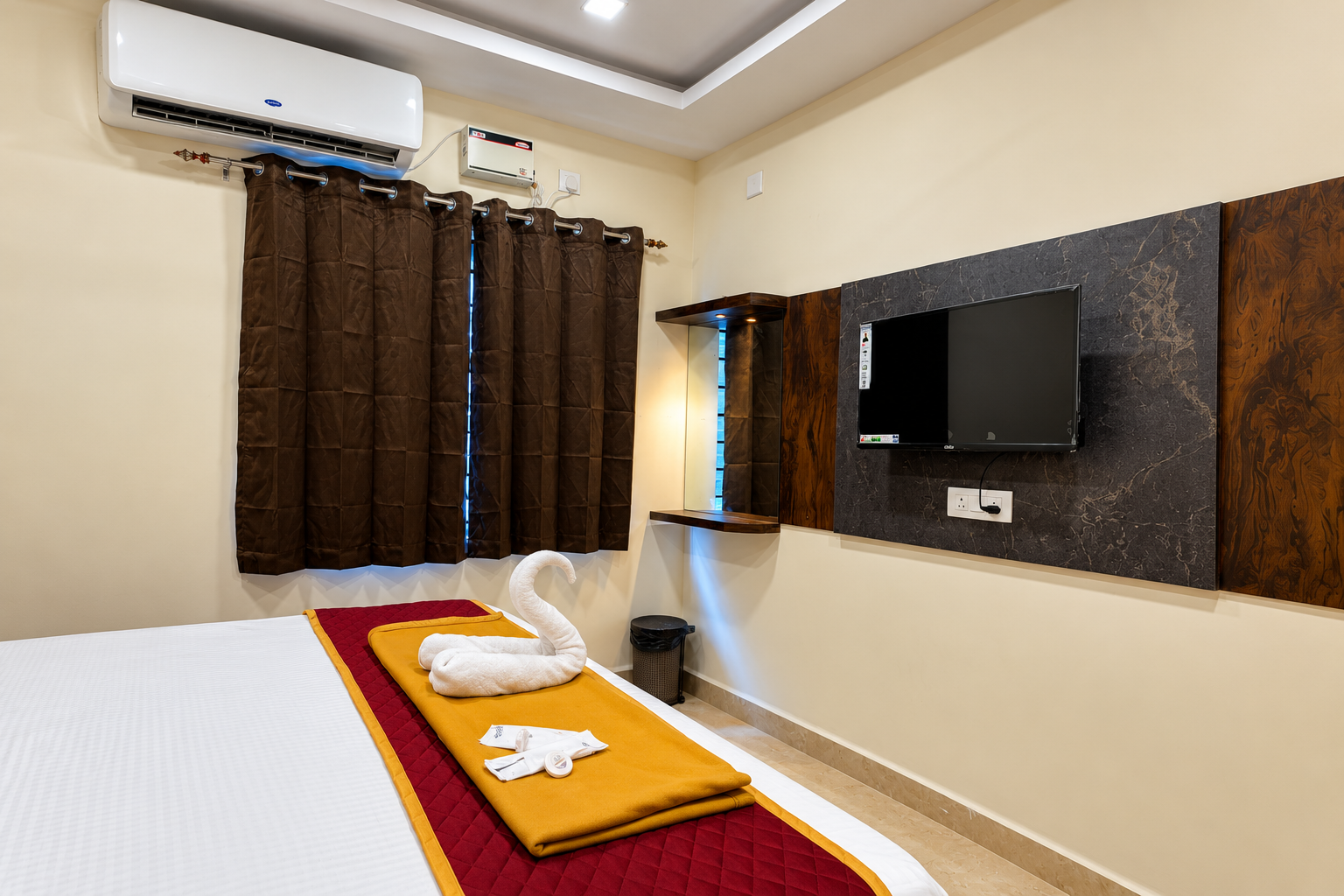 Standard double room with swan towel